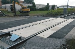 Dokončený železniční přejezd z betonových prefabrikátů