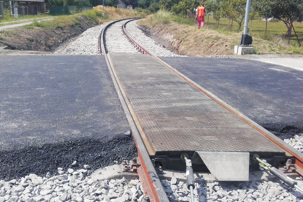 Dokončený železniční přejezd z panelů STRAIL v ose koleje
